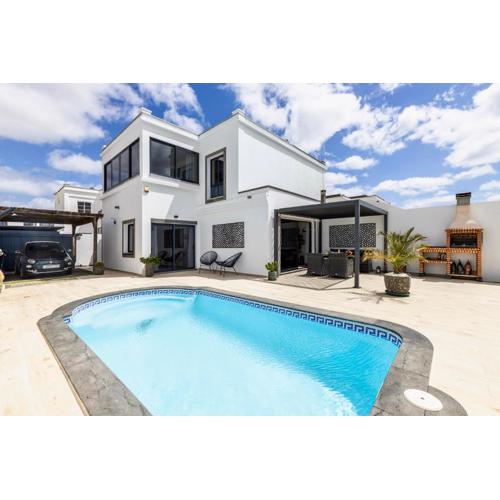 Villa Playa Blanca - Heated pool, AirCon