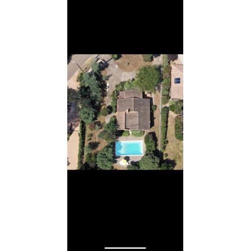 Villa privée dans un cadre verdoyant , piscine et grand jardin