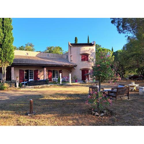 Villa provençale avec piscine au calme