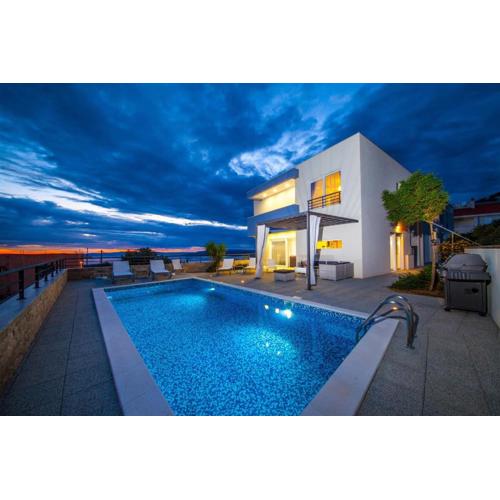 Villa Red with pool and sea view