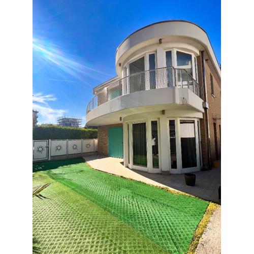 VILLA RENZO- PARCHEGGIO E GIARDINO PRIVATI a pochi passi dal mare
