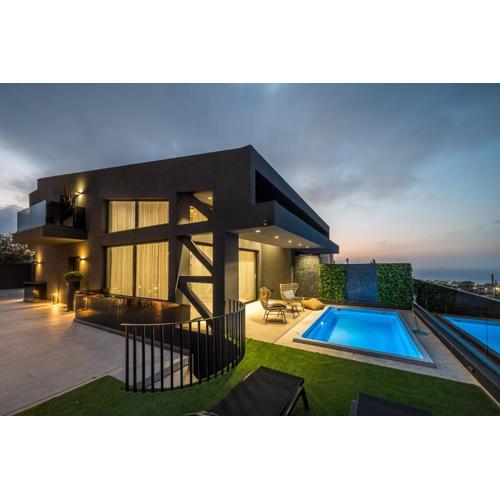 Villa Ria, 4 bedrooms with Private Pool & Sea View