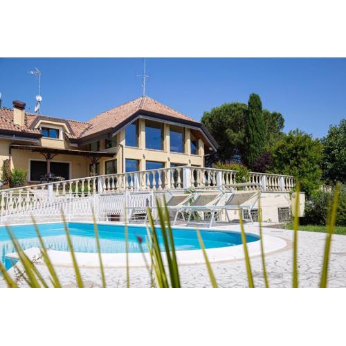 Villa Rolls - Porzione di Villa con piscina,giardino e parcheggi