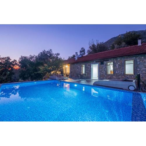 Villa Rose Garden with Private Pool And Jacuzzi