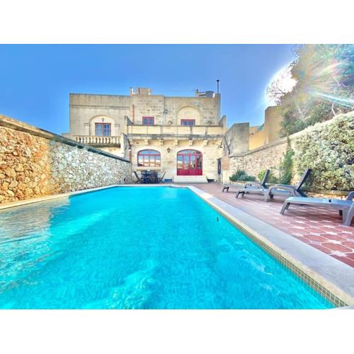 Villa Rossa Gozo - 5 bedroom ensuite with pool & jacuzzi