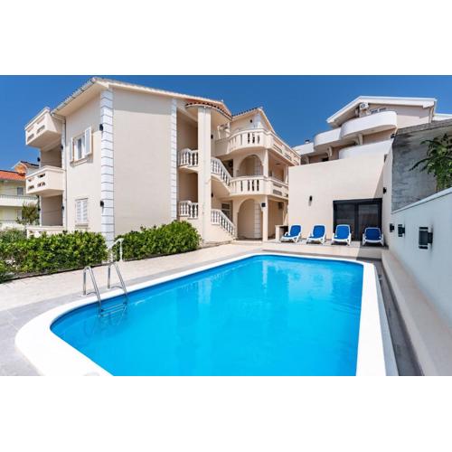 Villa ROYAL 2 with a pool