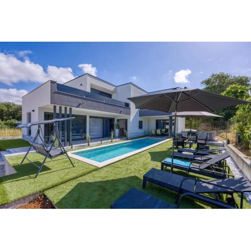 Villa Samara with Pool - Happy Rentals