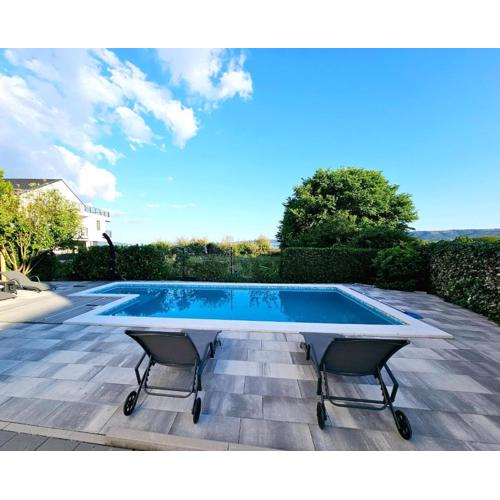 Villa Stella Maris Kastela - Private Pool & Steps to Beach
