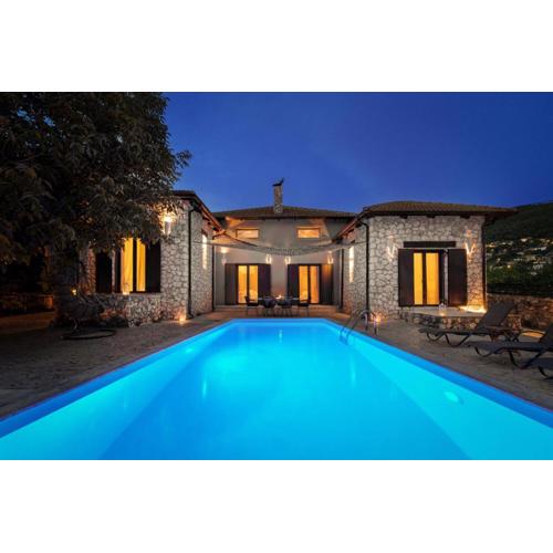 Villa Terra, private, luxury villa with pool 10 mins drive from the beach