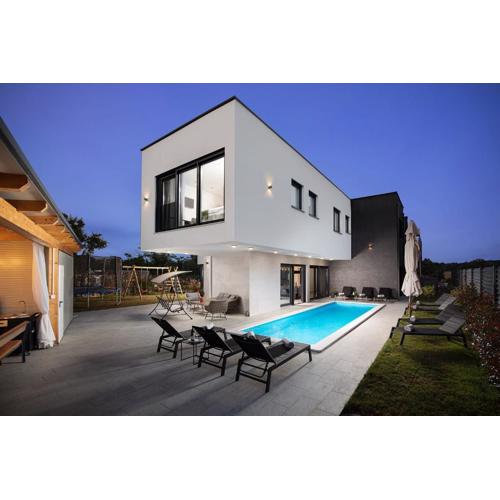 Villa Tiki in Medulin for 16 person with heated pool & sauna only 1 km from the beach