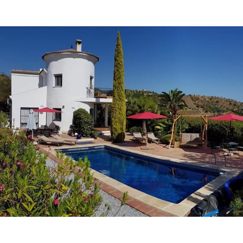 Villa Torre mit Pool und Bergpanorama