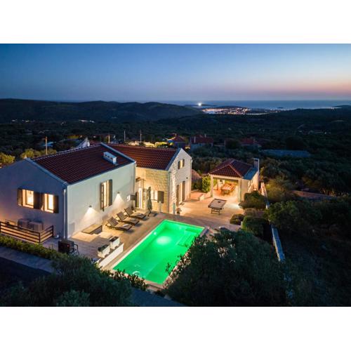 Villa True Oasis with Heated Pool