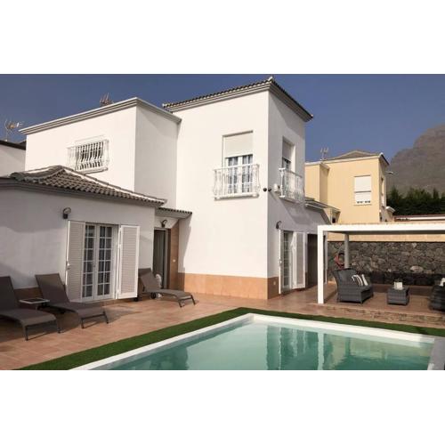 Villa Vanesa luxury private villa with a heated pool, 4 bedrooms and 4 bathrooms