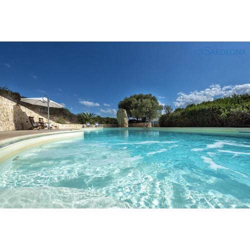 Villa Verde with pool, private parking, air conditioning, 5 bedrooms and 4 bathrooms