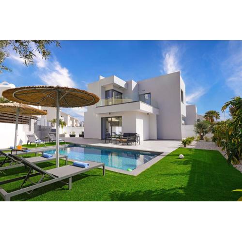 Villa Vitalia - 3 En-suite Beds with Private Pool