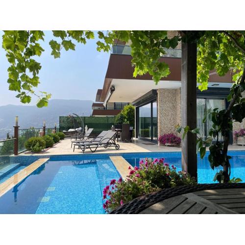Villa with a View and Pool