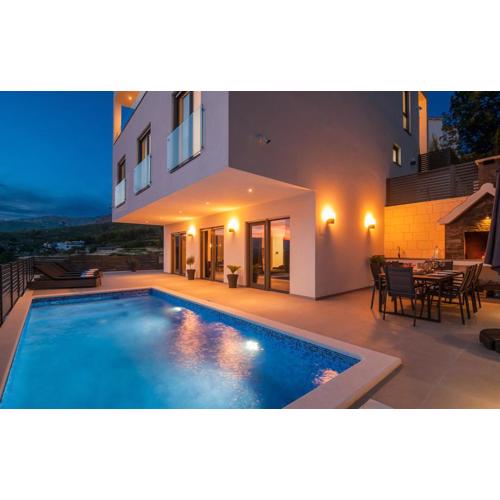 Villa With Beautiful View, Modern Furnishing & Pool