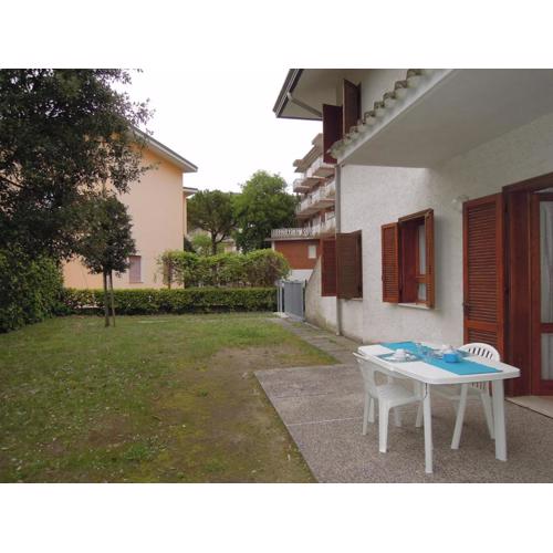 Villa with garden 250 meters from the beach