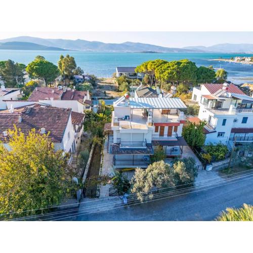 Villa with garden in Urla, Torasan