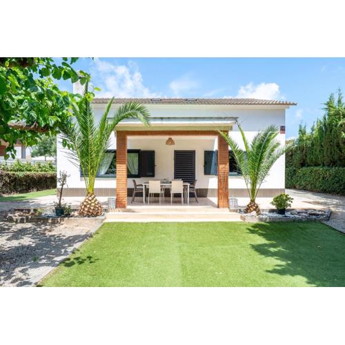 Villa with garden next to the beach