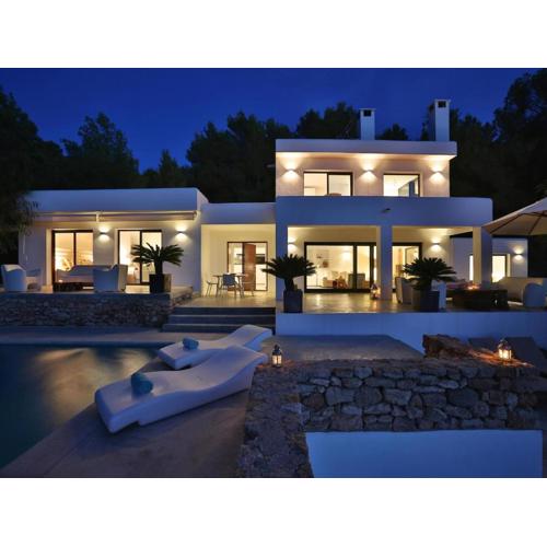 Villa with outdoor area