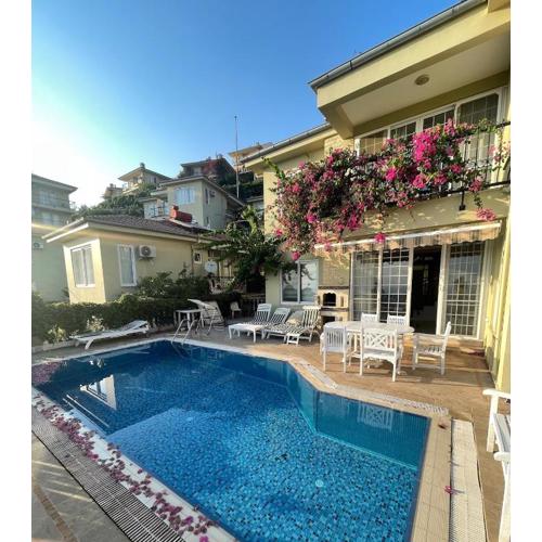 Villa with pool in Goldcity tourism complex