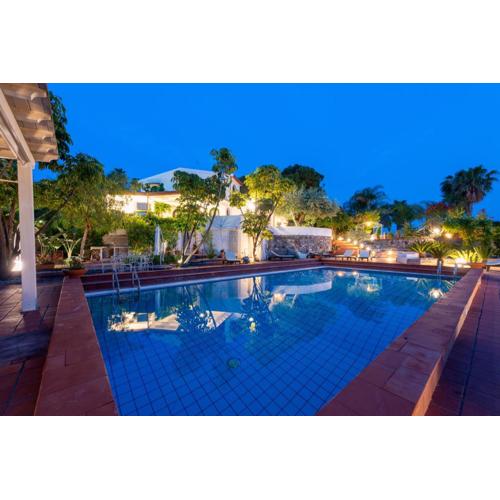 Villa with pool & jacuzzi