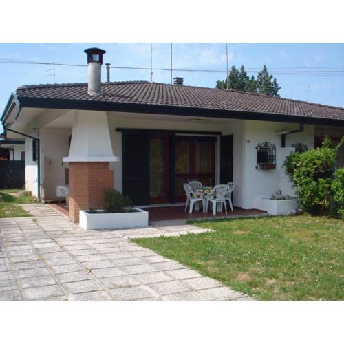 Villa with private garden by the sea