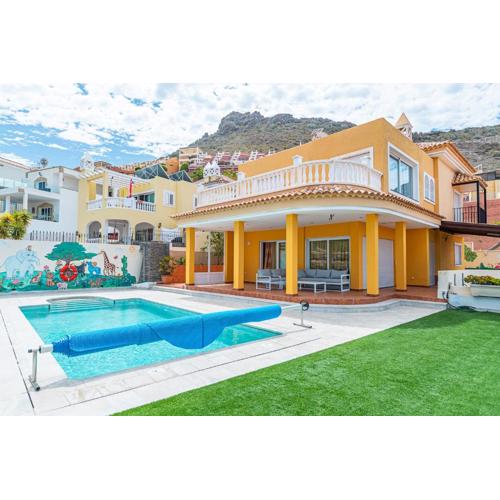 Villa with private pool and magnificent views