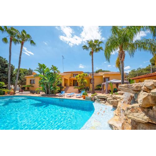 Villa with private pool and tennis court 150 metres from the sea-Villa el Olivo