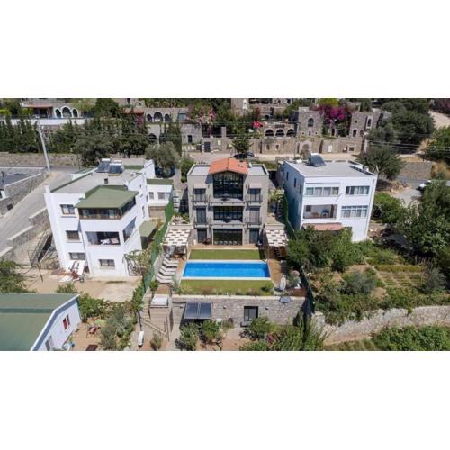 Villa With Private Pool & Garden