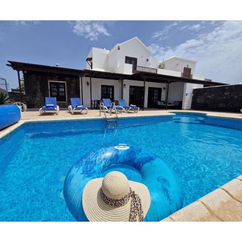 VillaBlanca Mar Private Pool in a Charming Retreat of Serenity