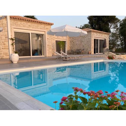 VillaSleeps10-Garden-FreeParking-Pool-Ac