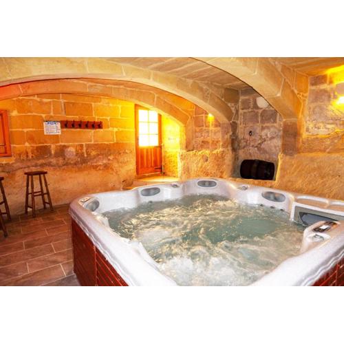 Villeleynah Amazing Gozitan Villa Pool - Happy Rentals