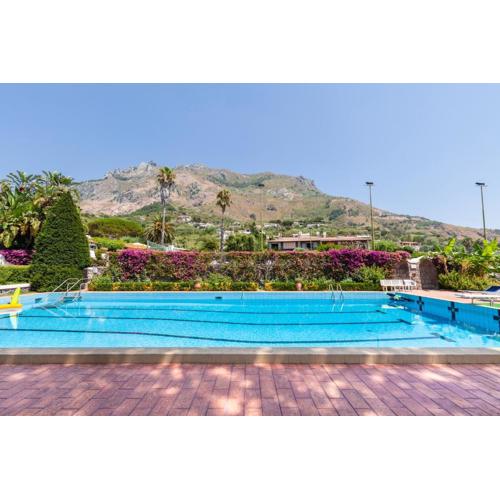 Villetta con Giardino esclusivo di 1000 mq, Piscina, Tennis, Calcio, Bocce