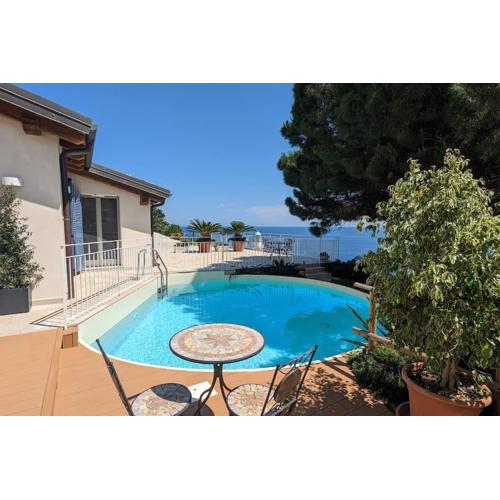 Villetta con Piscina su Terrazza vista mare