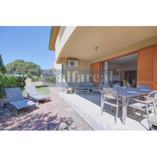 Villetta Marco Polo, 3 camere, clima, giardino e posto auto, a soli 50 m dal mare! by Alfareal