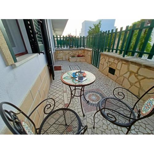 Villetta Poesia 50 m dal mare con giardino e parcheggio