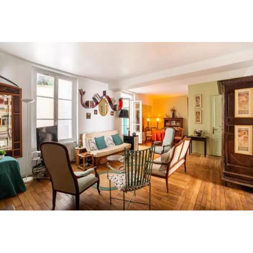 Vintage 2BD Apartment with Patio in Montmartre