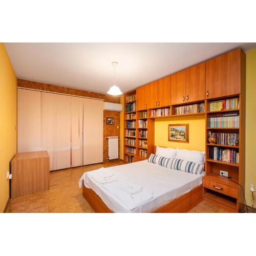 Vintage and Cozy 2BD Apartment in Prime Location by Flat Mаnager