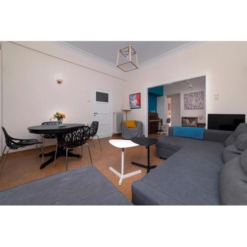 Vintage and Spacious 3BA next to Athens ancient city center