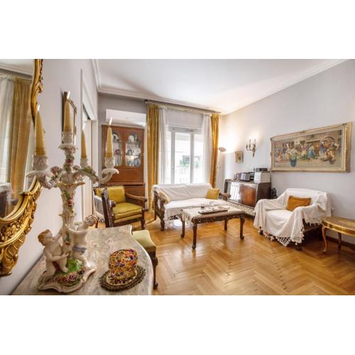 Vintage apartment KOLONAKI