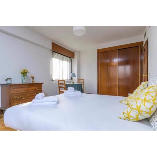 Vintage apartment on Plaza Castilla, Madrid