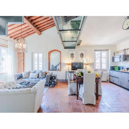 Vintage penthouse in historic centre Lucca