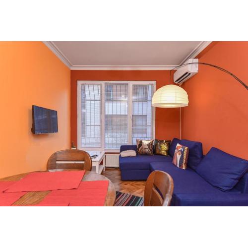 Vintage Spot - Colorful One-Bedroom Apartment by Flat Mаnager