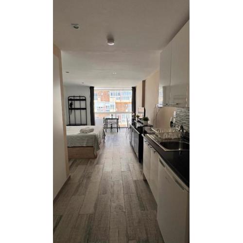 Vista a la playa, cerca del centro con piscina