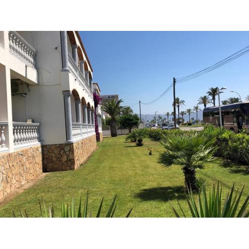 VISTA BAHIA 9 - Apartamento en primera línea de mar a pocos metros del centro de Empuriabrava con aparcamiento. - ES-228-180