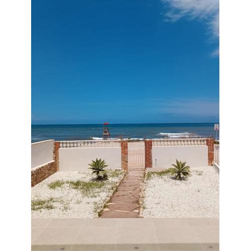 Vistas y terraza panorámica frente al mar en Denia, Las Rotas