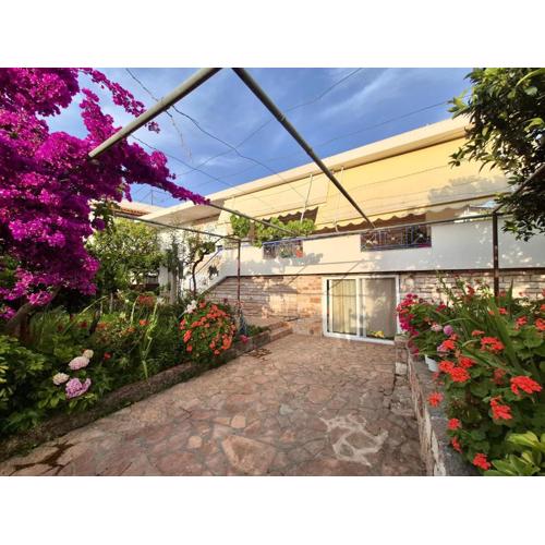Vita Apartment - Spacious Garden and Balcony 5 min to Beach & Center