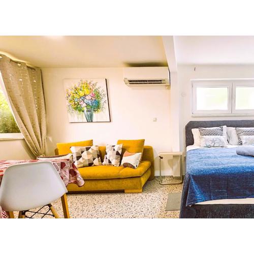 Vita Studio House with Garden and Private Parking